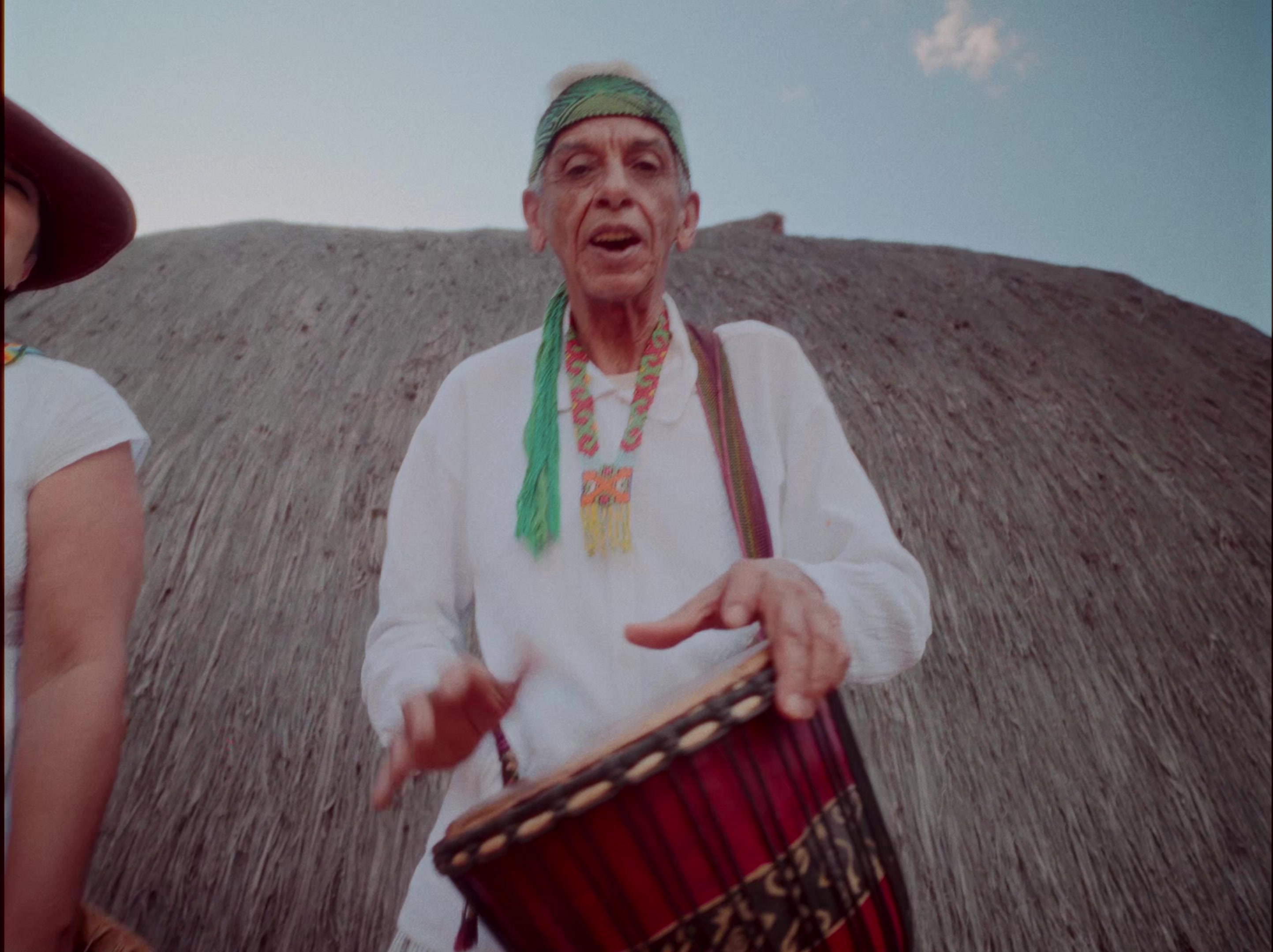 Frame de Do Lado de Dentro da Serra: músico tocando tambor