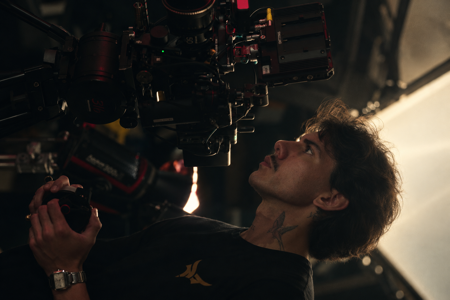 Nícollas Martins operando a câmera no set